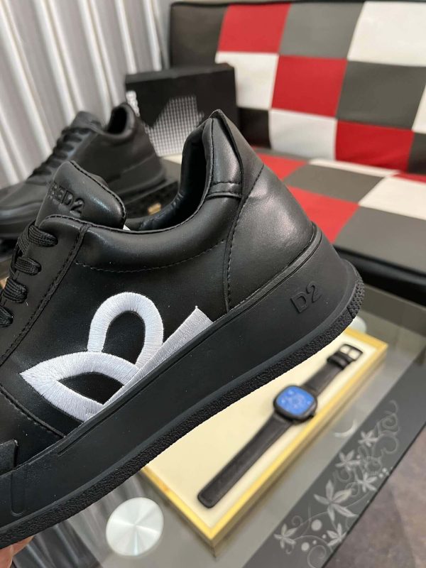 DSQUARED2 DSQ D2 Black Low-Top Sneakers