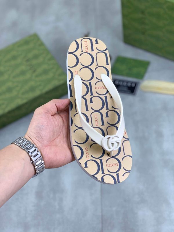 beigeGucciflip-flopwithawhitestrapandtheGuccilogoinwhite_1 Gucci Gucci Logo Brown Thong Sandals with Double G