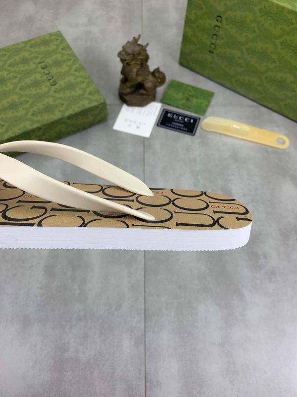 beigeGucciflip-flopwithawhitestrapandtheGuccilogoinwhite_4 (1) Gucci Gucci Logo Brown Thong Sandals with Double G