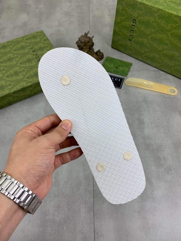 beigeGucciflip-flopwithawhitestrapandtheGuccilogoinwhite_4 Gucci Gucci Logo Brown Thong Sandals with Double G