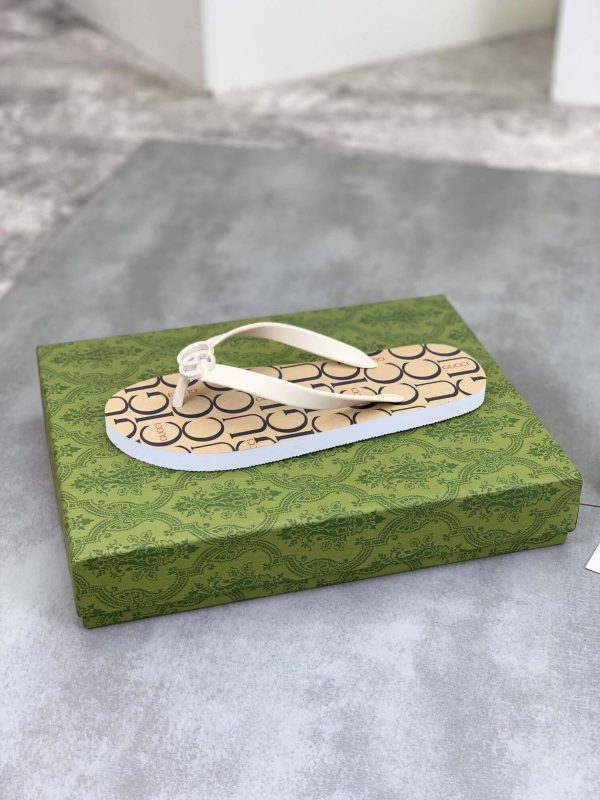 beigeGucciflip-flopwithawhitestrapandtheGuccilogoinwhite_9 Gucci Gucci Logo Brown Thong Sandals with Double G