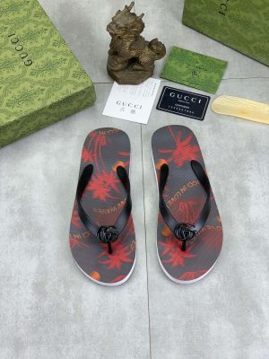 greyGucciflip-flopwithablackstrapandablackGuccilogo._1 Gucci Gucci In Love Waves Thong Sandals with Double G