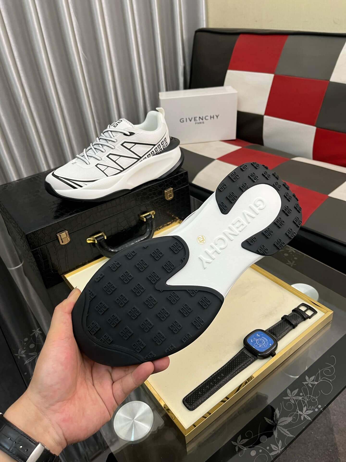 Givenchy White and Black Runner Sneakers 4 Givenchy White and Black Runner Sneakers - Image 4