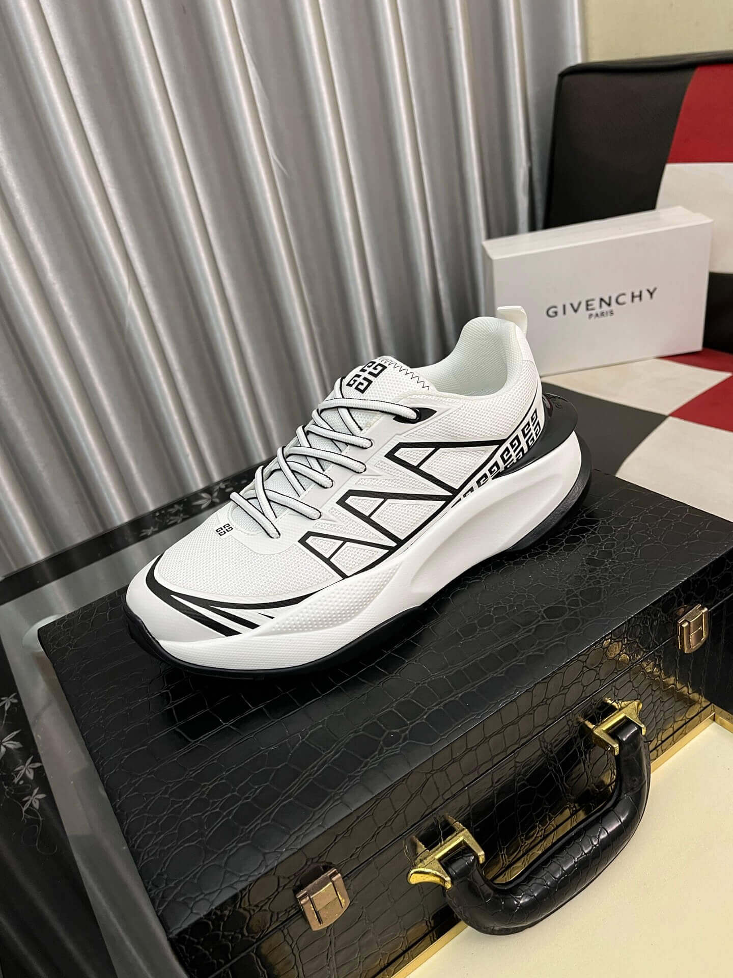 Givenchy White and Black Runner Sneakers 5 Givenchy White and Black Runner Sneakers - Image 5