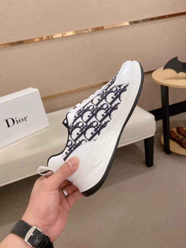 Diorsneaker_likelytheDiorB23LowTopLogoObliquemodel_1 Dior White and Black Dior Oblique Jacquard Runner Sneaker