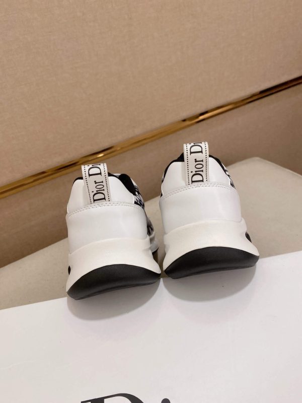 Diorsneaker_likelytheDiorB23LowTopLogoObliquemodel_2 Dior White and Black Dior Oblique Jacquard Runner Sneaker