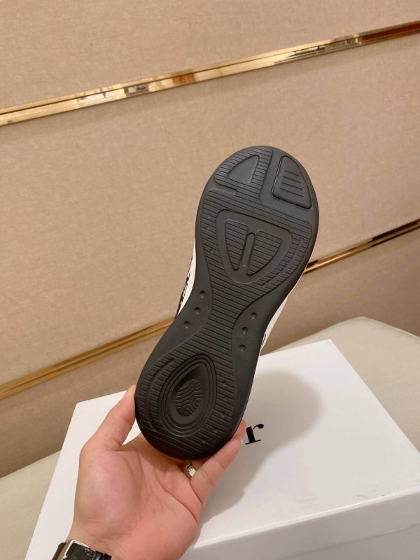 Diorsneaker_likelytheDiorB23LowTopLogoObliquemodel_3 Dior White and Black Dior Oblique Jacquard Runner Sneaker