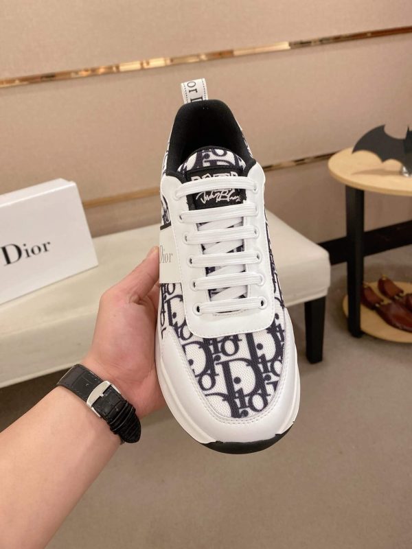 Diorsneaker_likelytheDiorB23LowTopLogoObliquemodel_4 Dior White and Black Dior Oblique Jacquard Runner Sneaker
