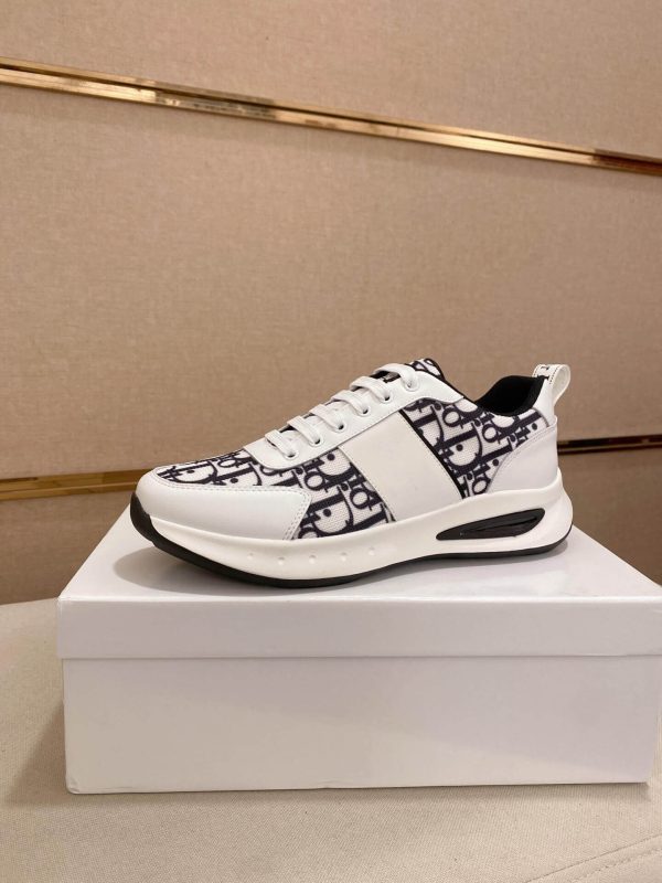 Diorsneaker_likelytheDiorB23LowTopLogoObliquemodel_5 Dior White and Black Dior Oblique Jacquard Runner Sneaker