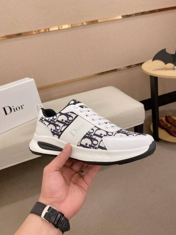 Diorsneaker_likelytheDiorB23LowTopLogoObliquemodel_7 Dior White and Black Dior Oblique Jacquard Runner Sneaker