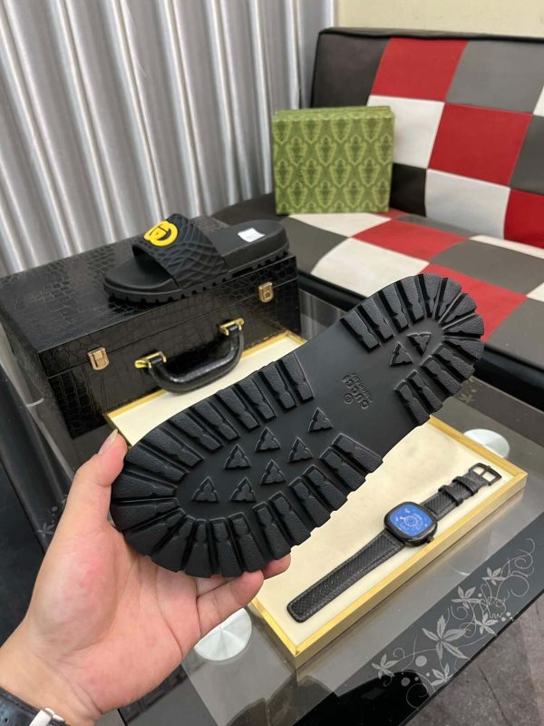 Gucci Black Men's Slides Sandal with Yellow Interlocking G