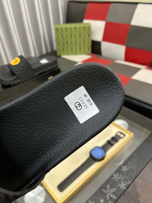 Gucci Black Men's Slides Sandal with Yellow Interlocking G