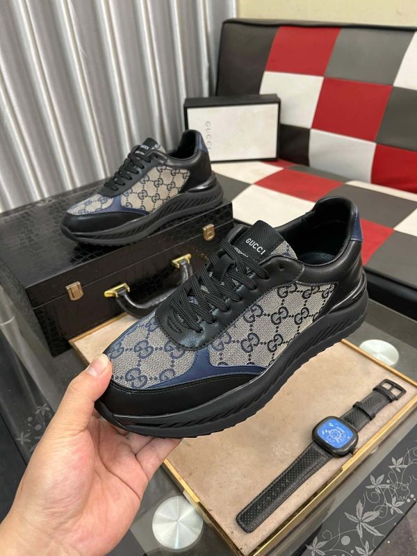 Gucci Runner Sneaker in Black Leather and Beige GG Supreme Canvas