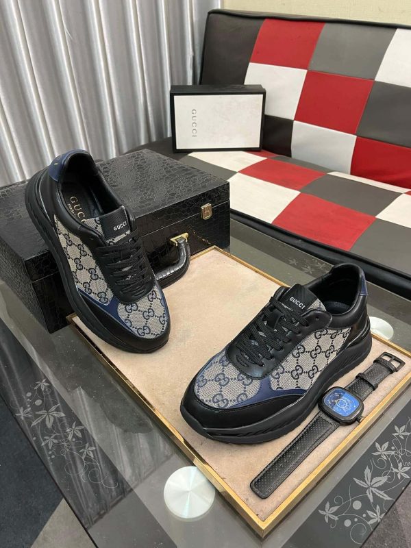 Gucci Runner Sneaker in Black Leather and Beige GG Supreme Canvas