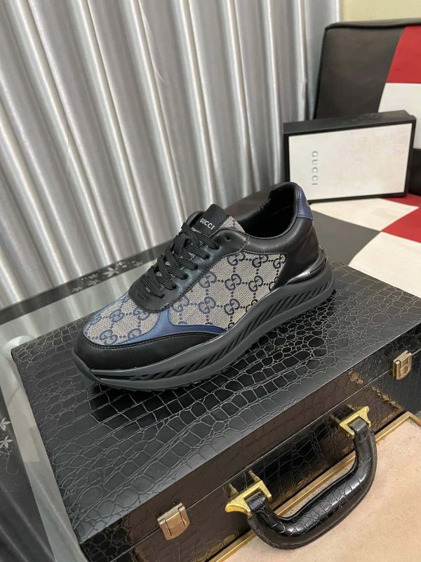 Gucci Runner Sneaker in Black Leather and Beige GG Supreme Canvas