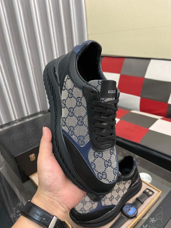 Gucci Runner Sneaker in Black Leather and Beige GG Supreme Canvas