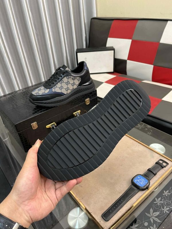 Gucci Runner Sneaker in Black Leather and Beige GG Supreme Canvas