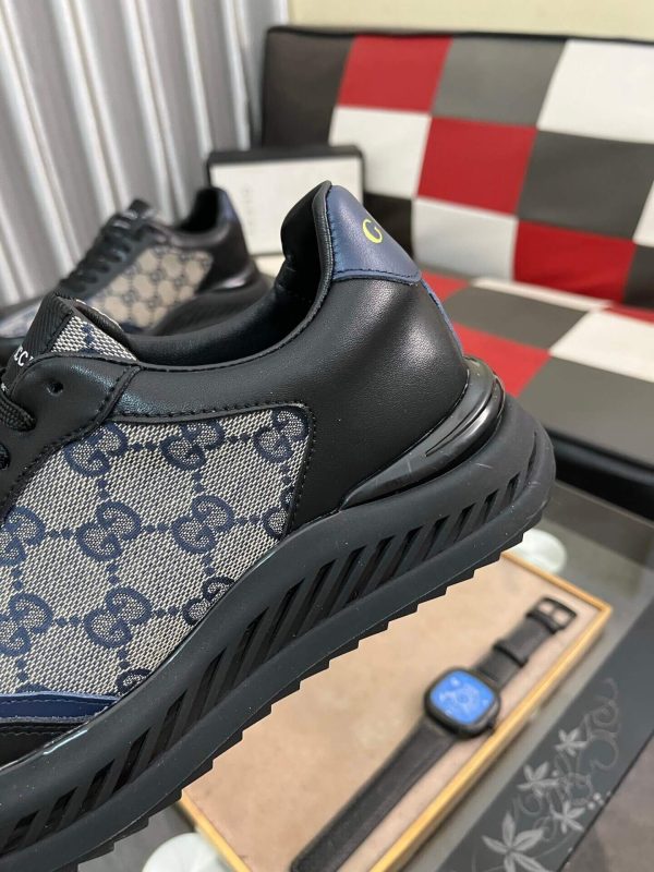 Gucci Runner Sneaker in Black Leather and Beige GG Supreme Canvas