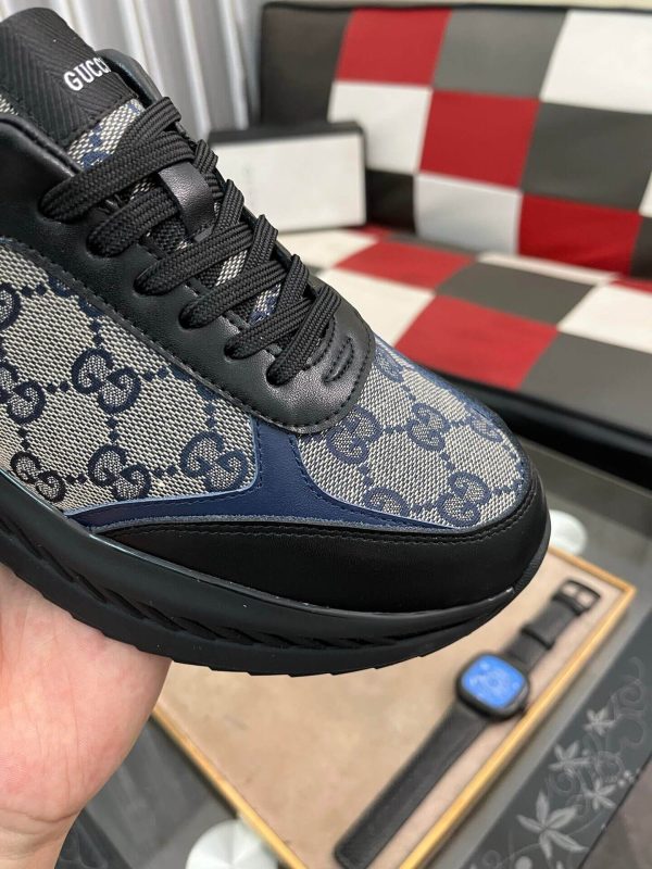 Gucci Runner Sneaker in Black Leather and Beige GG Supreme Canvas