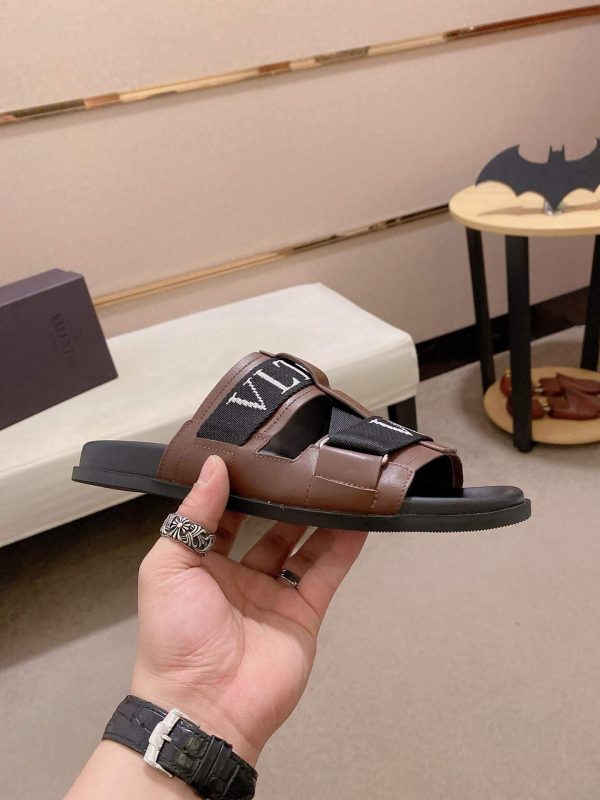 ValentinoGaravaniDelroyLeatherSlip-OnSandalinbrownleatherwithblackaccents._6 Valentino Garavani VLTN Leather Sandals in Brown