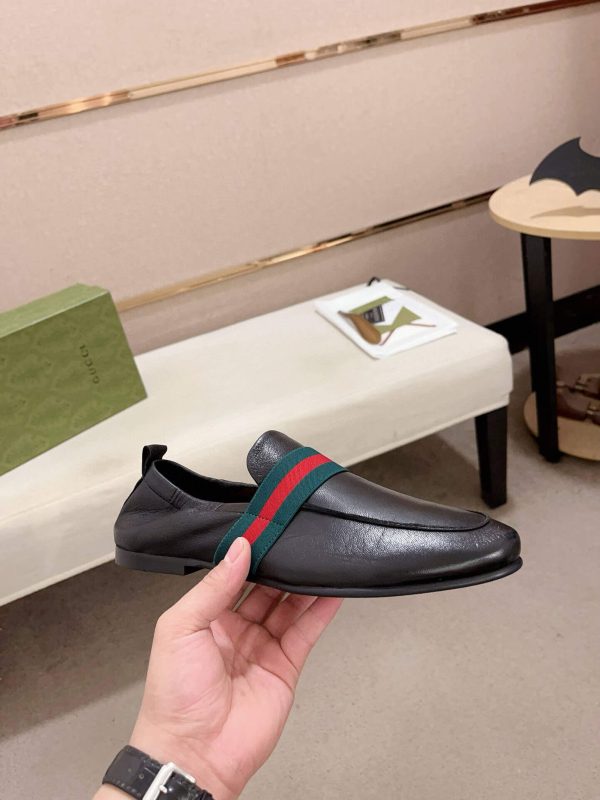 Gucci Men's Black Leather Loafer with Web