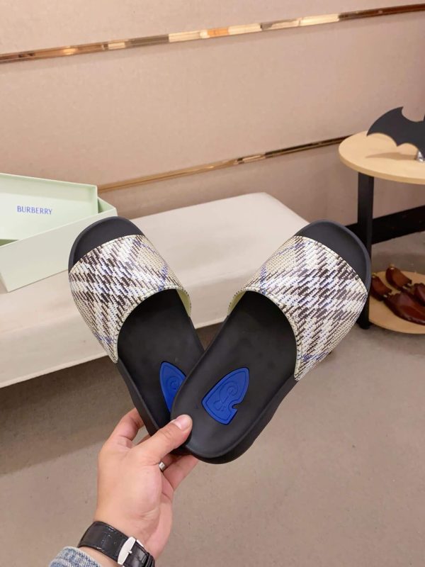 Burberry Beige Check Dive Slides