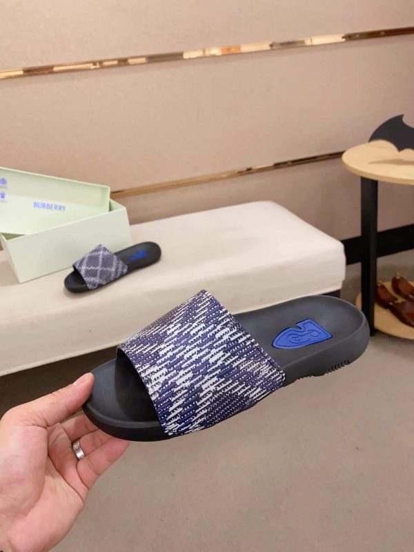 blueBurberryCheckSlidesandal_featuringtheiconicBurberrycheckpatternonthestrap_4_4c774221-86a3-4e02-80d0-0fc24f3e96ee Burberry Purple Check Dive Slides