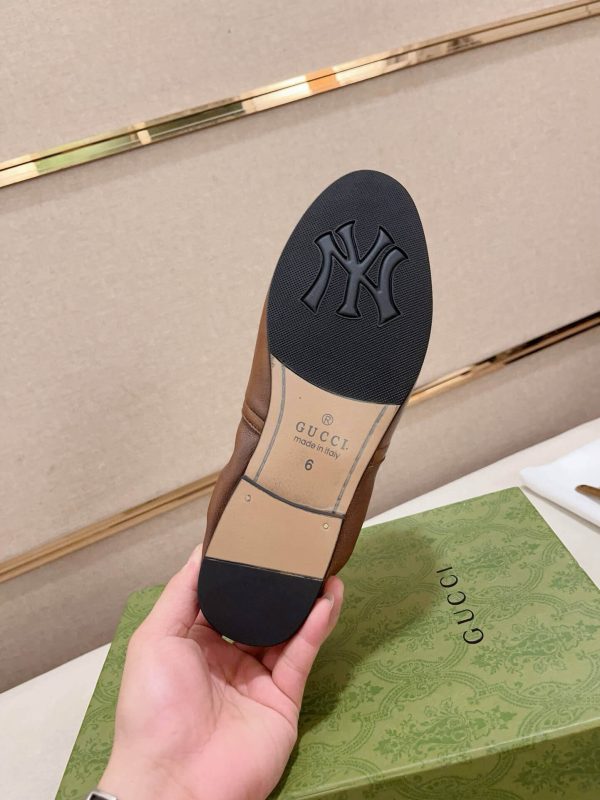 Gucci Men's Brown Leather Loafer with Interlocking G Chain