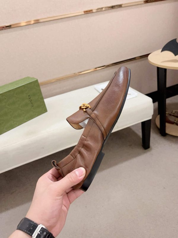 Gucci Men's Brown Leather Loafer with Interlocking G Chain