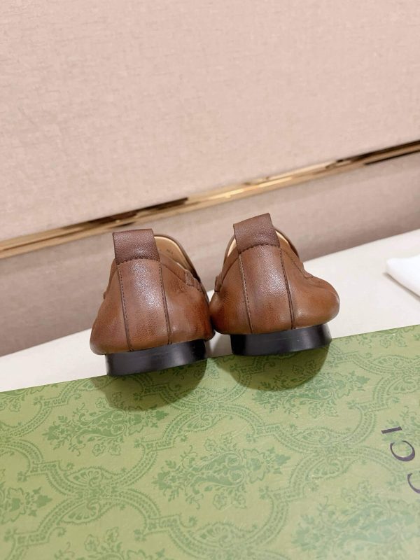 Gucci Men's Brown Leather Loafer with Interlocking G Chain