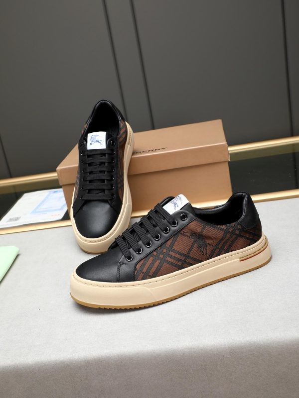 Burberry- brand's -Vintage -Check -pattern (4) Burberry brand's Vintage Check pattern.