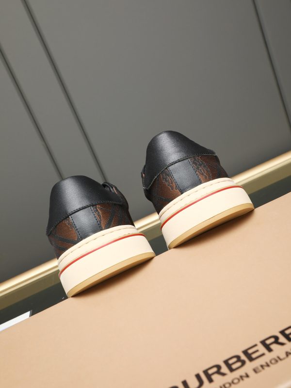 Burberry- brand's -Vintage -Check -pattern (6) Burberry brand's Vintage Check pattern.