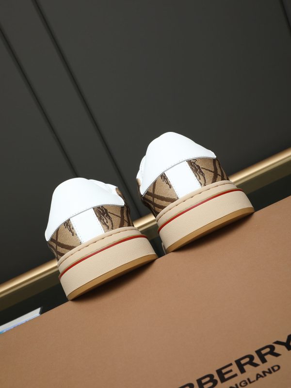 Burberry brand's Vintage Check pattern.