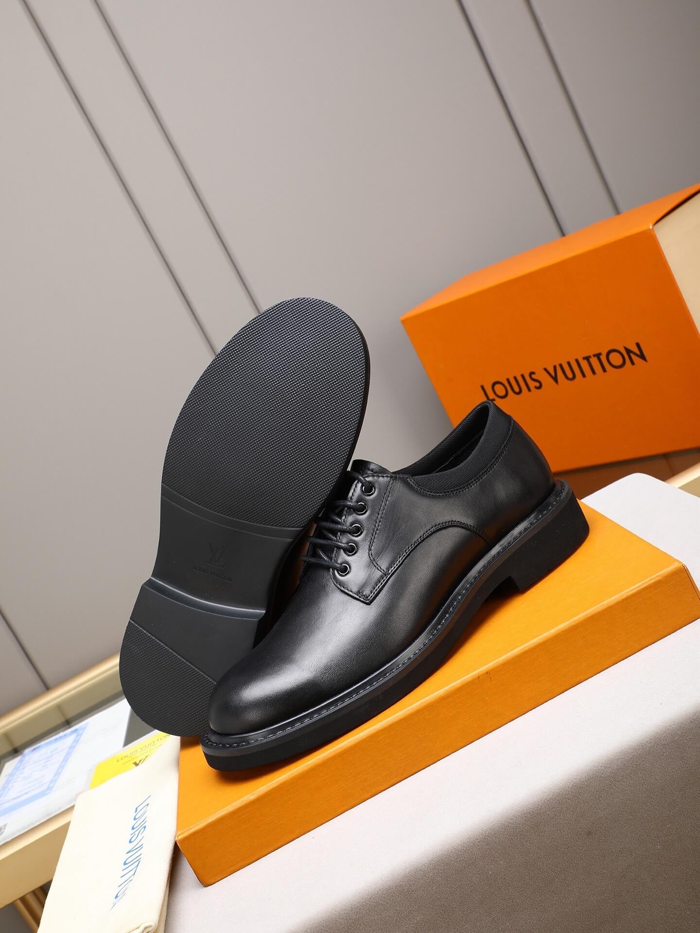Louis Vuitton Derby Shoe - Polished Leather Commando Sole - Black Urban 6 Louis Vuitton black leather lace-up derby shoes.
