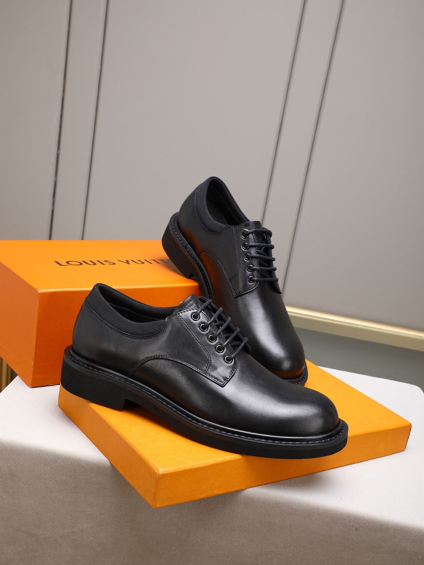 Louis Vuitton Derby Shoe - Polished Leather Commando Sole - Black Urban 1 Louis Vuitton black leather lace-up derby shoes.