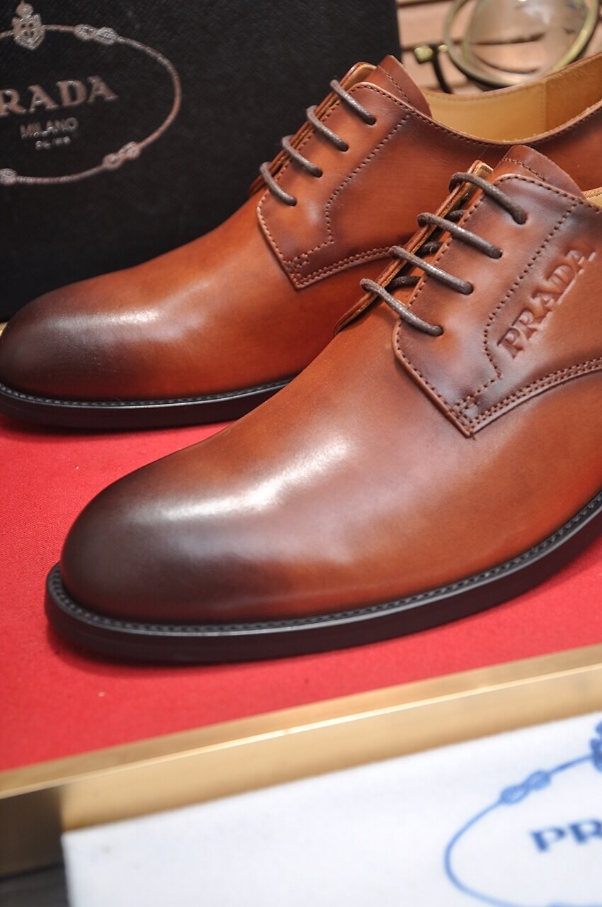 Prada Men's Formal Lace-Up Shoes Chestnut Brown 9 Prada leather men's oxford dress shoe.