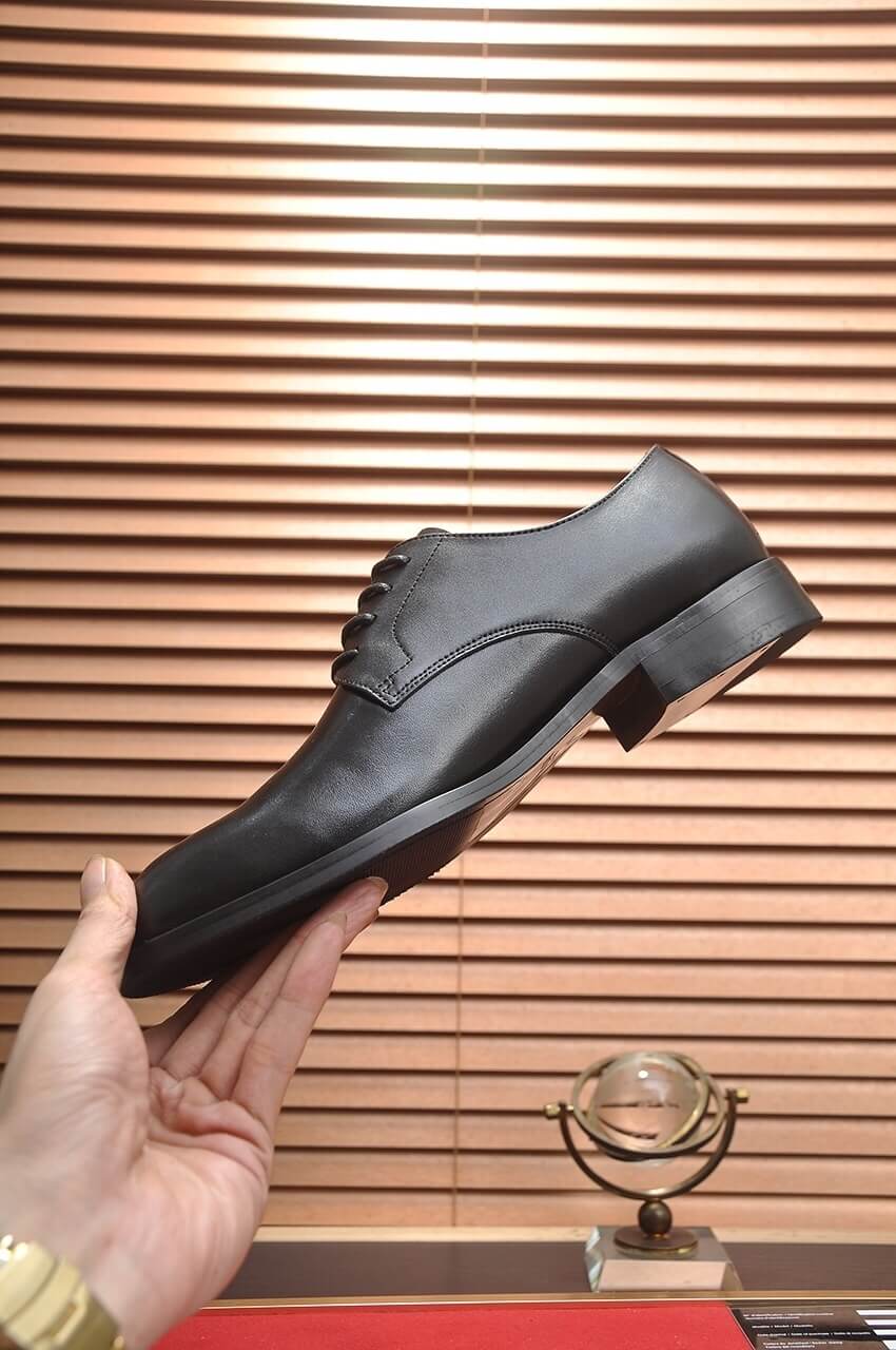 Prada men's black leather lace-up derby shoes 8 black leather Prada men's oxford dress shoe.