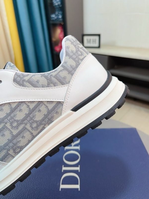 Dior B25 Runner sneakers in Gray and White (4) Dior B25 Runner sneakers in Gray and White