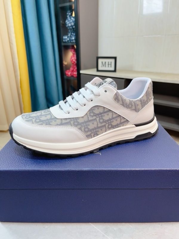 Dior B25 Runner sneakers in Gray and White (9) Dior B25 Runner sneakers in Gray and White