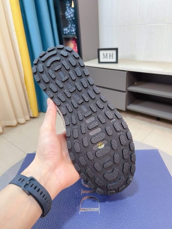 Dior B27 low-top sneakers in black and white