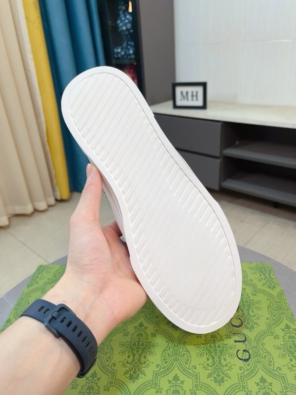 Gucci Slip-On sneakers in black and white (3) Gucci Slip-On sneakers in black and white.