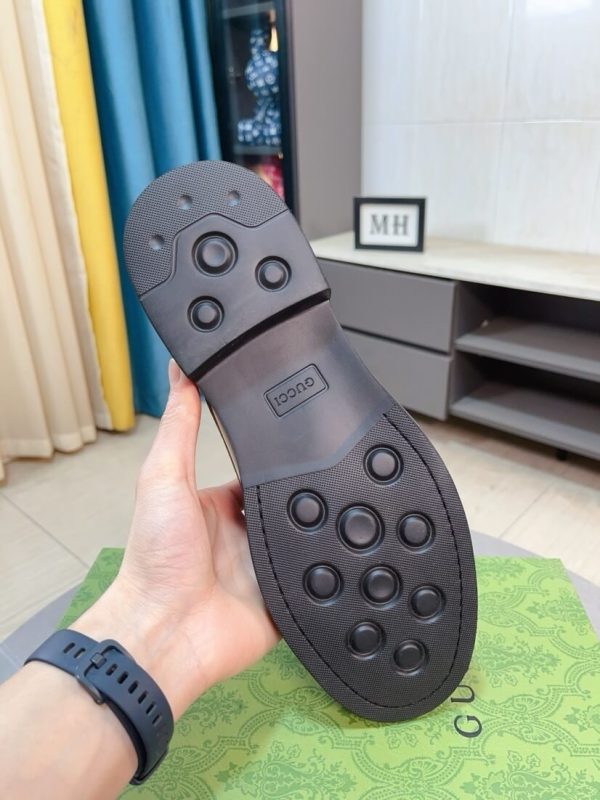 Men's Gucci lace-up shoes in Dark Brown shiny leather. (3) Men's Gucci lace-up shoes in Dark Brown shiny leather.