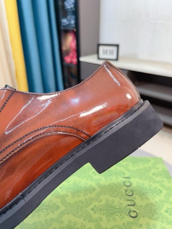 Men's Gucci lace-up shoes in Dark Brown shiny leather. (4) Men's Gucci lace-up shoes in Dark Brown shiny leather.