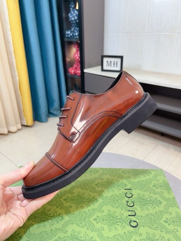 Men's Gucci lace-up shoes in Dark Brown shiny leather. (6) Men's Gucci lace-up shoes in Dark Brown shiny leather.