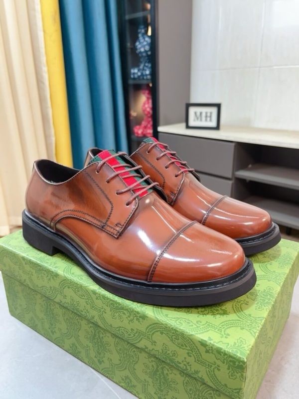 Men's Gucci lace-up shoes in Dark Brown shiny leather. (7) Men's Gucci lace-up shoes in Dark Brown shiny leather.