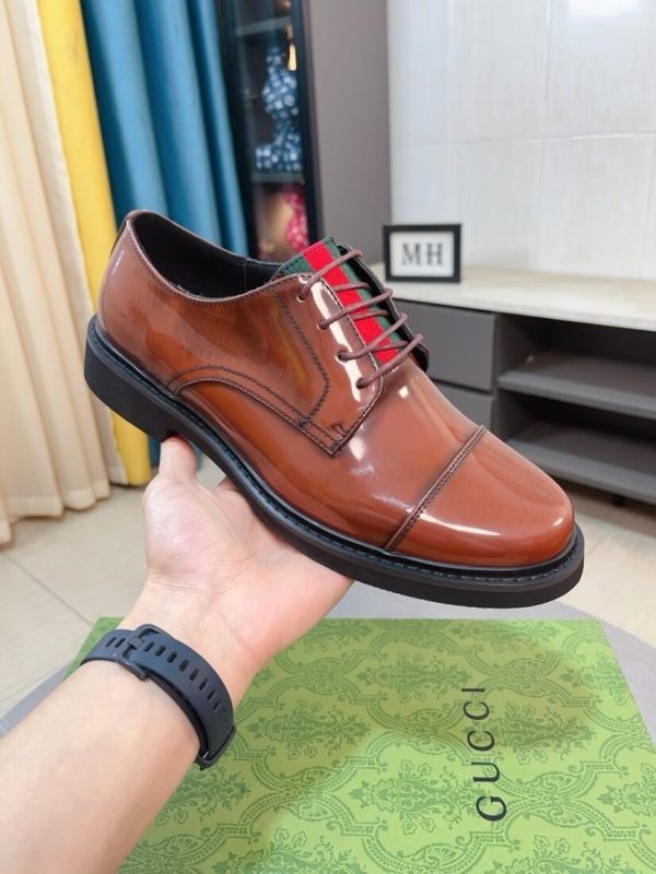 Men's Gucci lace-up shoes in Dark Brown shiny leather. (8) Men's Gucci lace-up shoes in Dark Brown shiny leather.