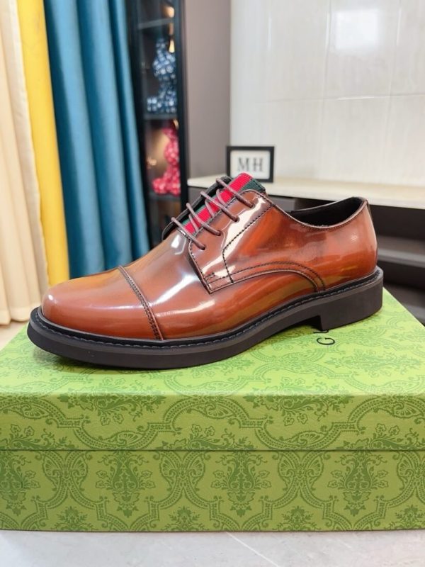Men's Gucci lace-up shoes in Dark Brown shiny leather. (9) Men's Gucci lace-up shoes in Dark Brown shiny leather.