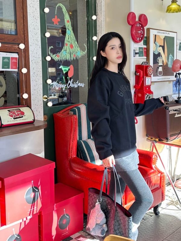 Givenchy Cotton Logo Crew Neck Sweatshirt- Black (2) Givenchy Cotton Logo Crew Neck Sweatshirt- Black