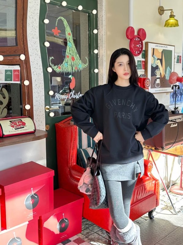 Givenchy Cotton Logo Crew Neck Sweatshirt- Black (3) Givenchy Cotton Logo Crew Neck Sweatshirt- Black