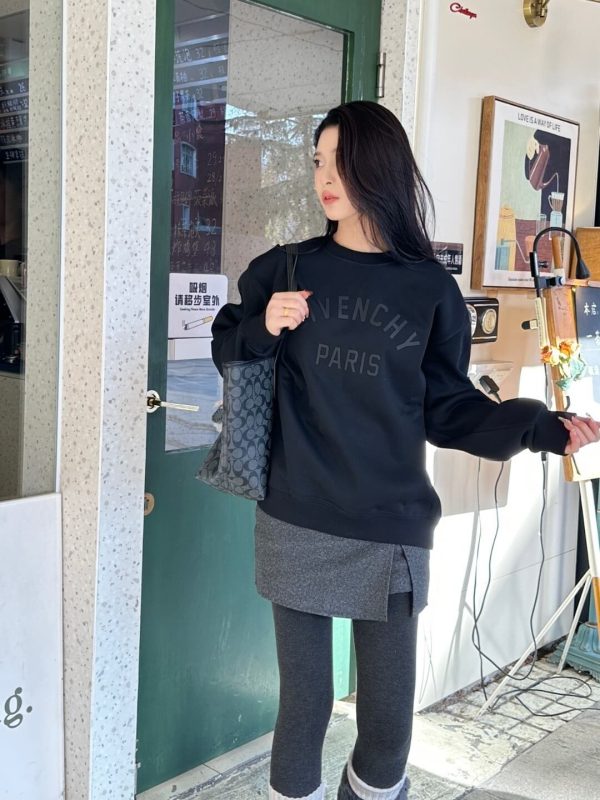 Givenchy Cotton Logo Crew Neck Sweatshirt- Black (4) Givenchy Cotton Logo Crew Neck Sweatshirt- Black